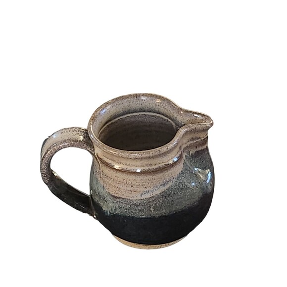 Pottery Pinched Spout Creamer Pitcher Sand Painted Hand Thrown Artist Signed 4" - Picture 7 of 9